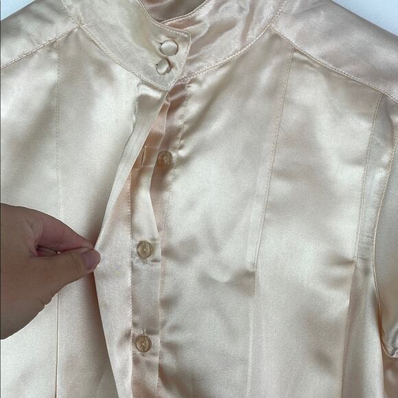 Vintage Cream Blouse with Cropped Style and Elegant Sheen - Picture 3 of 8